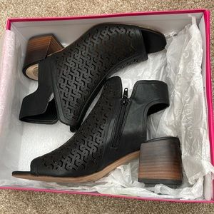 Vince Camuto - Black Sandal - Size 7.5